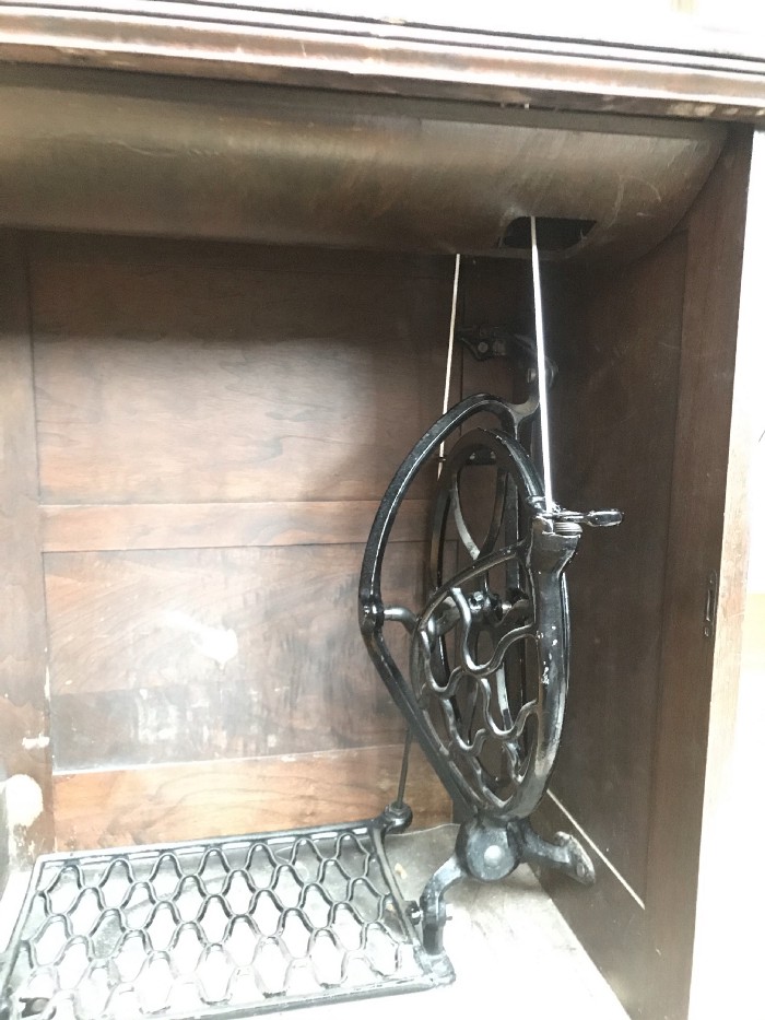 Treadle arrangement in #43 cabinet. I got you, past Raphael.